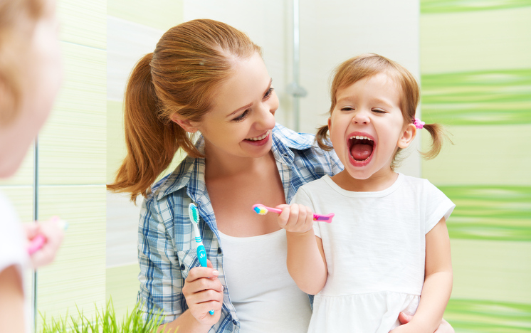 Cómo cuidar los dientes de los niños