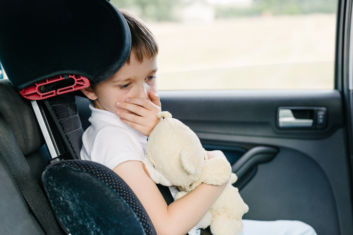 Cómo evitar los mareos de los niños en el coche